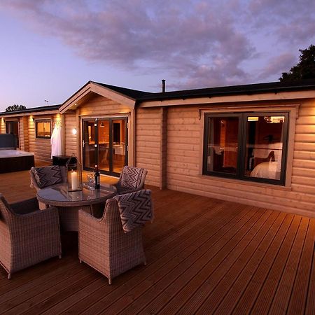Cambridgeshire Lakes - Luxury Lodges In A Stunning Lake Location Gamlingay Exterior photo