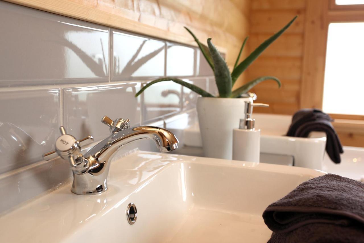 Cambridgeshire Lakes - Luxury Lodges In A Stunning Lake Location Gamlingay Exterior photo