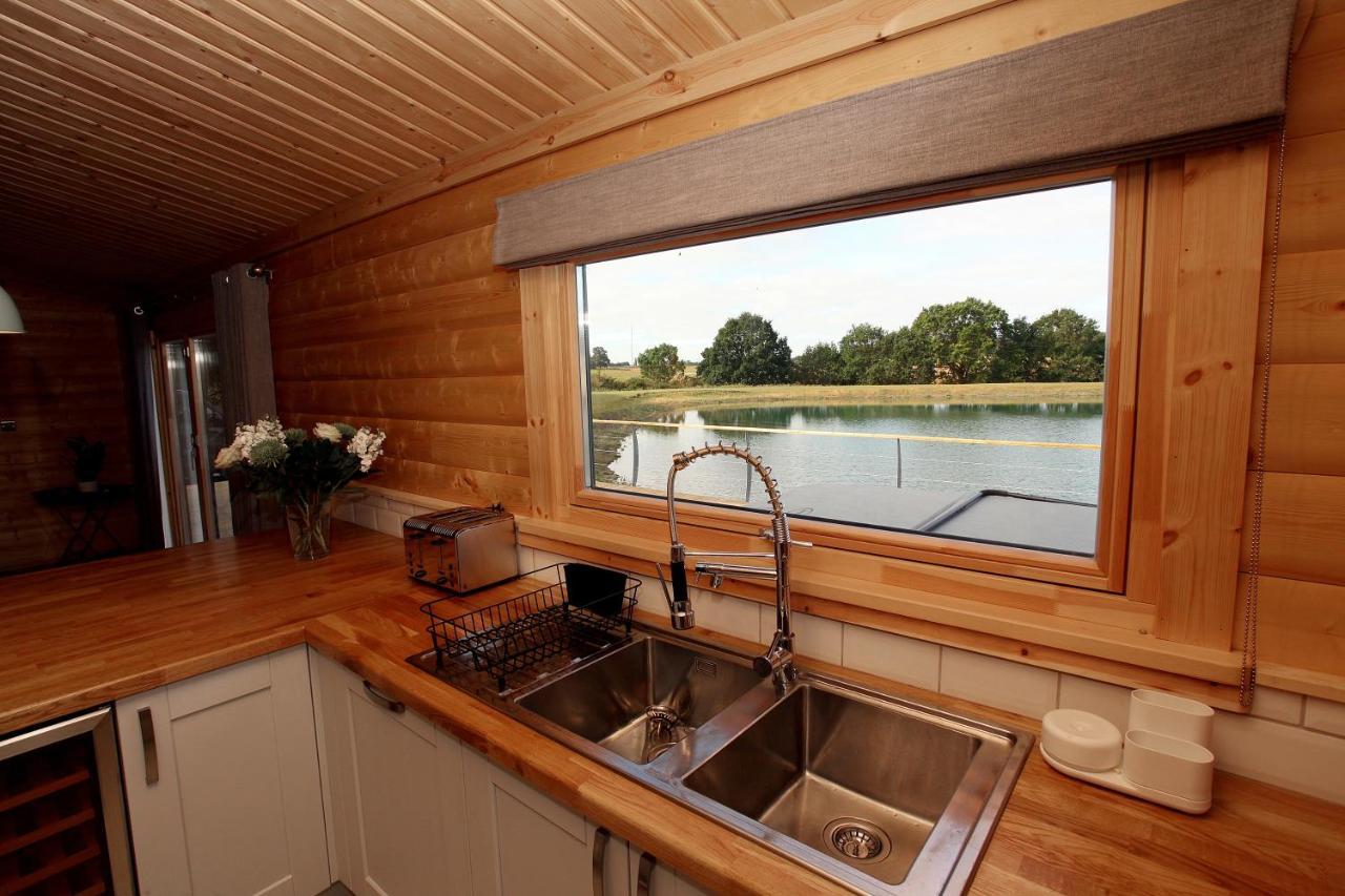 Cambridgeshire Lakes - Luxury Lodges In A Stunning Lake Location Gamlingay Exterior photo