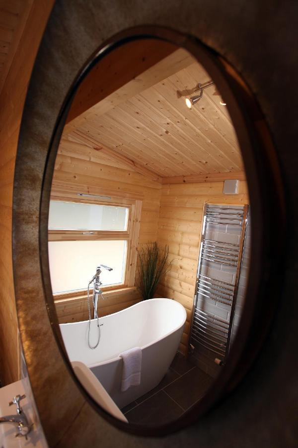Cambridgeshire Lakes - Luxury Lodges In A Stunning Lake Location Gamlingay Exterior photo